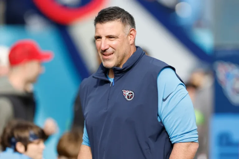 head-coach-mike-vrabel-tennessee-74095985